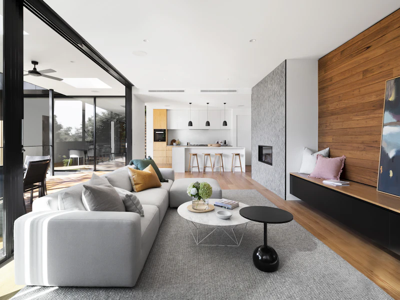 Sala remodelada con doble altura, madera y luz natural