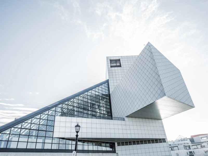 Edificio comercial de fachada blanca y muro cortina de cristal