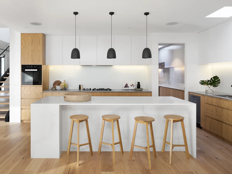 Cocina remodelada en blanco y madera con isla central